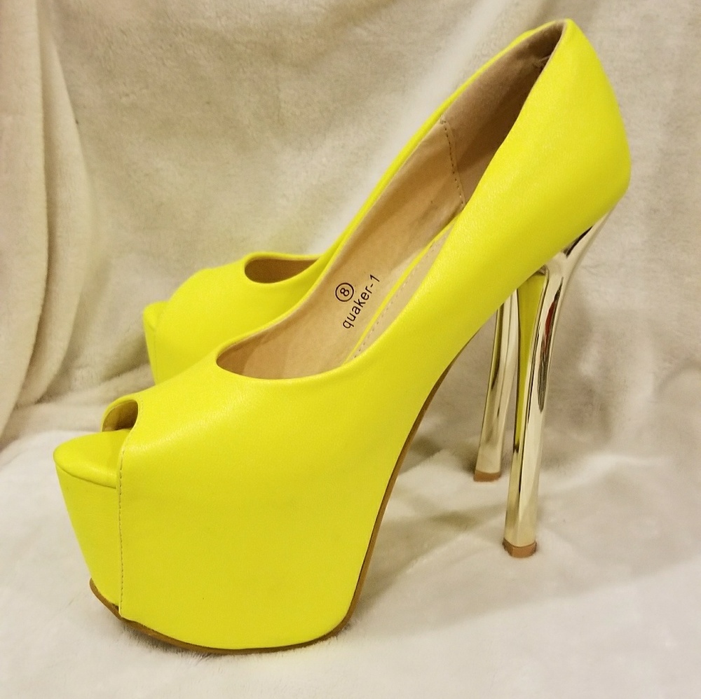 Size 8 queen chateaux  bright yellow heels